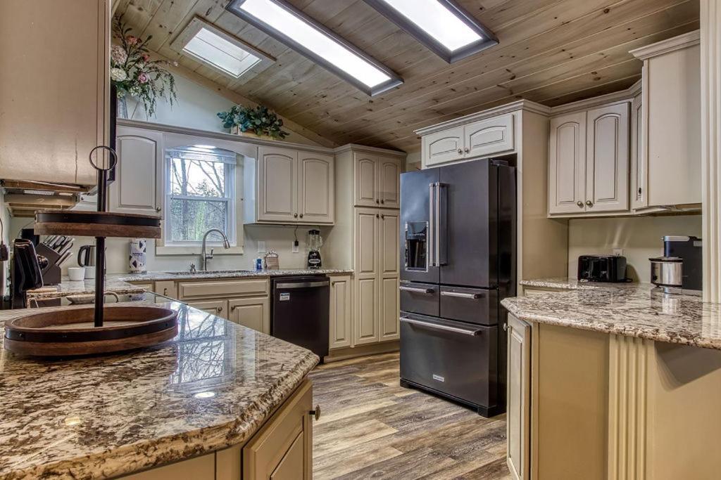 Whispering Winds, Hot Tub, Game Room, Wifi, 1089 Free Tickets Each Paid Day, Dollywood And More Gatlinburg Ngoại thất bức ảnh