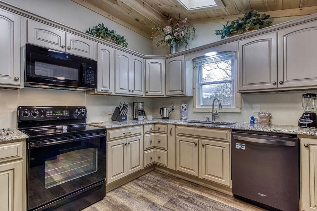 Whispering Winds, Hot Tub, Game Room, Wifi, 1089 Free Tickets Each Paid Day, Dollywood And More Gatlinburg Ngoại thất bức ảnh